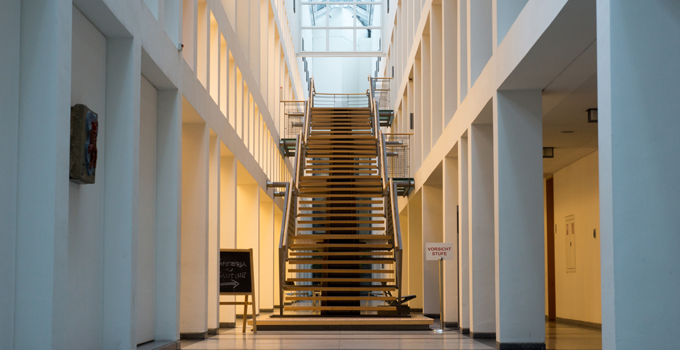 Amtsgericht Braunschweig Innenansicht Treppe in großer Halle